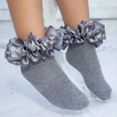 Caramelo Ruffle Ankle Socks in Grey